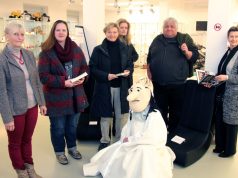 Freuen sich auf die Vorlesenacht am Freitag: v.li. Isolde Müller vom Museum Plagiarius, Nicole Michels von der Lebenshilfe-Werkstatt, Martha Streit, Südpark-Managerin Petra Krötzsch, Künstler Peter Amann und Autorin Martina Hörle. (Foto: B. Glumm)