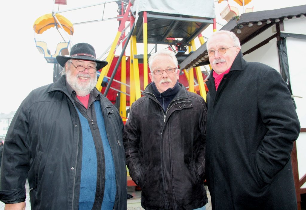 Freuen sich auf den Startschuss des Weihnachtsmarktes am kommenden Montag: v.li. Hans-Georg Wenke und Josef Padberg von der Gesellschaft zur Förderung des traditionellen Solinger Brauchtums und Richard Schmidt, Bezirksbürgermeister von Mitte. (Foto: B. Glumm)