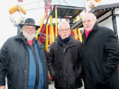 Freuen sich auf den Startschuss des Weihnachtsmarktes am kommenden Montag: v.li. Hans-Georg Wenke und Josef Padberg von der Gesellschaft zur Förderung des traditionellen Solinger Brauchtums und Richard Schmidt, Bezirksbürgermeister von Mitte. (Foto: B. Glumm)
