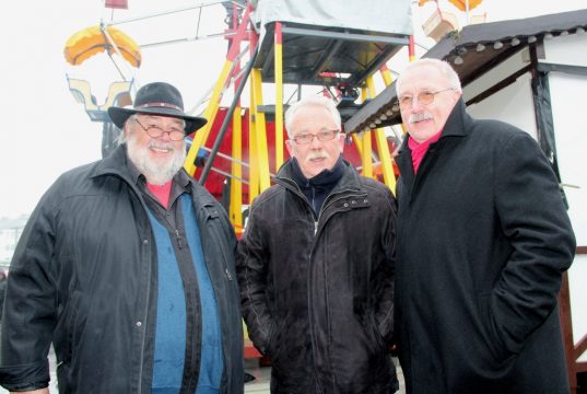 Freuen sich auf den Startschuss des Weihnachtsmarktes am kommenden Montag: v.li. Hans-Georg Wenke und Josef Padberg von der Gesellschaft zur Förderung des traditionellen Solinger Brauchtums und Richard Schmidt, Bezirksbürgermeister von Mitte. (Foto: B. Glumm)