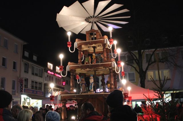 Am 26. November ist es wieder soweit: Auf dem Alten Markt wird um 17 Uhr die Weihnachtspyramide angeschoben. (Archivfoto: B. Glumm)