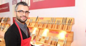 Yunus Turgut von der Robert Herder GmbH & Co. KG (Windmühlenmesser) zeigt auf der Klingenmesse KNIFE, wie man Messer schärft. (Archivfoto: © Bastian Glumm)