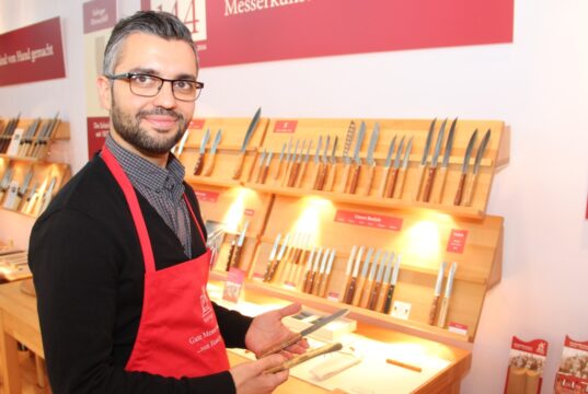 Yunus Turgut von der Robert Herder GmbH & Co. KG (Windmühlenmesser) zeigt auf der Klingenmesse KNIFE, wie man Messer schärft. (Archivfoto: © Bastian Glumm)