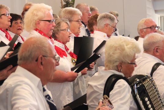 Sorgten am Sonntag für eine ausgesprochen ausgelassene Stimmung in der prall gefüllten Dorper Kirche: Die Frauen und Männer des Shantychor Solingen. (Foto: B. Glumm)
