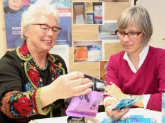 Ärgern sich immer wieder über unnötige Verpackungen: Evelyn Broch (li.) vom Solinger DHB – Netzwerk Haushalt und Umweltberaterin Julia Ogiermann von der Verbraucherzentrale Solingen. (Foto: B. Glumm)