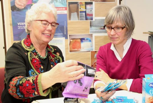 Ärgern sich immer wieder über unnötige Verpackungen: Evelyn Broch (li.) vom Solinger DHB – Netzwerk Haushalt und Umweltberaterin Julia Ogiermann von der Verbraucherzentrale Solingen. (Foto: B. Glumm)