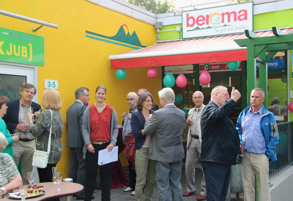 Über zahlreiche Gäste freuten sich die Verantwortlichen des beroma-Lebensmittelladens nicht nur aus der direkten Nachbarschaft, denn auch Besucher aus Politik und Verwaltung feierten mit. (Foto: B. Glumm)