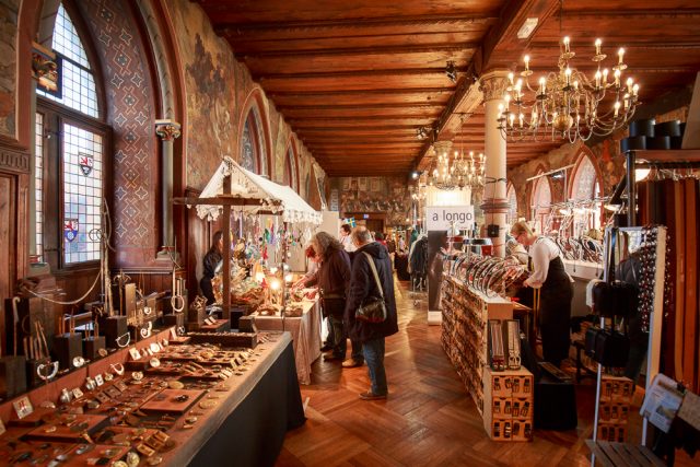 Zahlreiche Kunsthandwerker werden ab dem 28. Oktober mit ihrem umfangreichen Angebote auch das Innere von Schloss Burg bevölkern. (Foto: Kristina Malis/Schlossbauverein Burg a/d Wupper e.V.)