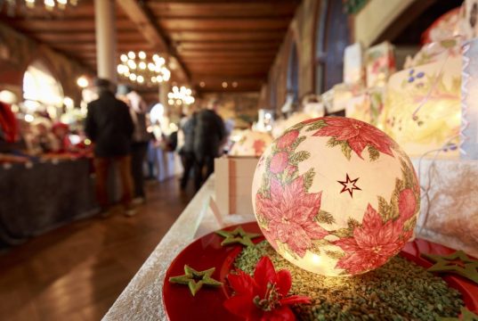 Rund 100 Teilnehmern bieten auf dem 19. Adventsbasar eine große Vielfalt liebevoll angefertigten Handwerks aus den unterschiedlichsten Sparten. (Foto: Schloss Burg)