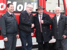 Hatten gute Laune bei der Spendenübergabe am Samstagmorgen auf dem Hof der Feuerwache I: v.li. Feuerwehrchef Dr. Ottmar Müller, Dr. Richard Sonnenschein vom Lions Hilfswerk, Ordnungsdezernent Jan Welzel und Sighard Horst, Präsident des Lions Club Solingen. (Foto: B. Glumm)