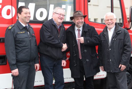 Hatten gute Laune bei der Spendenübergabe am Samstagmorgen auf dem Hof der Feuerwache I: v.li. Feuerwehrchef Dr. Ottmar Müller, Dr. Richard Sonnenschein vom Lions Hilfswerk, Ordnungsdezernent Jan Welzel und Sighard Horst, Präsident des Lions Club Solingen. (Foto: B. Glumm)