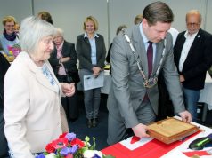 Bürgermeisterin Margaret Parker aus dem englischen Blyth trug sich am 22. April in das goldene Buch der Stadt Solingen ein. Die Klingenstadt hegt und pflegt traditionell Freundschaften zu Städten in Europa und darüber hinaus. (Archivfoto: B. Glumm)