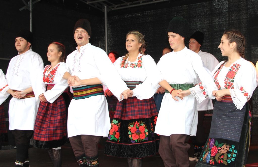 Ein kunterbuntes Programm werden zahlreiche Musik- und Tanzgruppe am Samstag auf den beiden Bühnen auf dem Fronhof und dem Alten Markt präsentieren. (Archivfoto: B. Glumm)