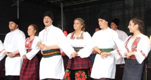 Ein kunterbuntes Programm werden zahlreiche Musik- und Tanzgruppe am Samstag auf den beiden Bühnen auf dem Fronhof und dem Alten Markt präsentieren. (Archivfoto: B. Glumm)