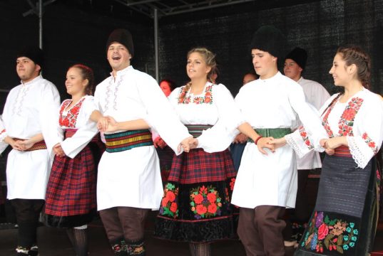 Ein kunterbuntes Programm werden zahlreiche Musik- und Tanzgruppe am Samstag auf den beiden Bühnen auf dem Fronhof und dem Alten Markt präsentieren. (Archivfoto: B. Glumm)