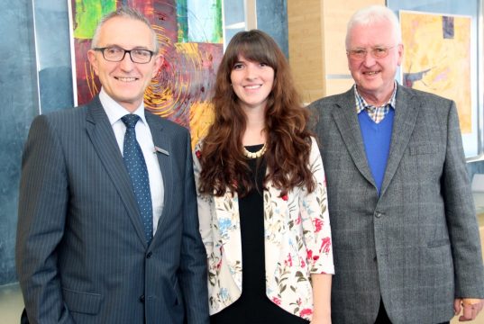 Freuen sich auf die Jubiläumsveranstaltung der Seniorenmesse Aktivia, die am 29. Oktober zum zehnten Mal stattfinden wird: v.li. Sparkassen-Vorstand Manfred Kartenberg, Katharina Emons von der Unternehmenskommunikation der Stadt-Sparkasse und Herbert Gerbig, Vorsitzender des Seniorenbeirates. (Foto: B. Glumm)