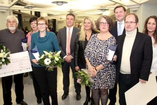 Am Freitagabend wurde im Klinikum der Selbsthilfepreis 2016 verliehen: v.li. Klaus Bothe, Skoliose-Selbsthilfe e.V., Barbara Matthies, Direktorin des Klinikums, Heidi Fleischmann, Dr. Ralf Buhl, Äztlicher Direktor des Klinikums, Silvia Kettner, Mitorganisatorin des Selbsthilfetages, Biggy Hoebel-Nöckel und Oliver Bertz von "JuPa NRW Süd", Oberbürgermeister Tim Kurzbach und Cornelia Bartsch vom Stadtdienst Gesundheit. (Foto: B. Glumm)