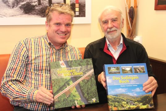 Haben sich gesucht und gefunden: Matthias Kunde (Verleger, Pilot, Fotograf, li.) und Wolfhard Welzel. Die beiden bringen kommende Woche das Solingen Buch heraus. (Foto: B. Glumm)