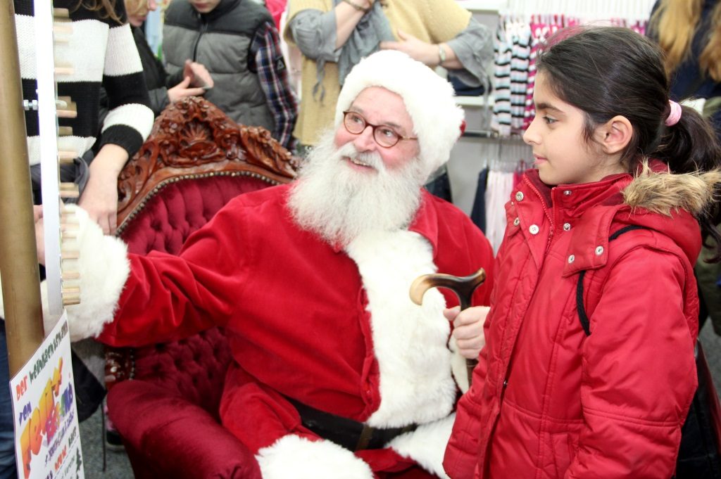 Der Felix-Weihnachtsmann (Gunter Opitz) begrüßte am Samstag zahlreiche Kinder in der Spielwarenabteilung der Galeria Kaufhof. Per Glücksrad wurde ermittelt, welches Geschenk mit nach Hause genommen werden dürfte. (Foto: B. Glumm)