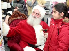 Der Felix-Weihnachtsmann (Gunter Opitz) begrüßte am Samstag zahlreiche Kinder in der Spielwarenabteilung der Galeria Kaufhof. Per Glücksrad wurde ermittelt, welches Geschenk mit nach Hause genommen werden dürfte. (Foto: B. Glumm)