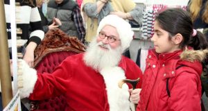 Der Felix-Weihnachtsmann (Gunter Opitz) begrüßte am Samstag zahlreiche Kinder in der Spielwarenabteilung der Galeria Kaufhof. Per Glücksrad wurde ermittelt, welches Geschenk mit nach Hause genommen werden dürfte. (Foto: B. Glumm)