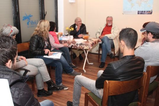 Jeden Mittwochabend bietet "Gräfrath hilft" in der ehemaligen Disco Libelle einen lockeren Gesprächskreis rund um das Grundgesetz an. Rund zehn Frauen und Männer aus verschiedenen Ländern bilden den harten Kern, der immer dabei ist. (Foto: B. Glumm)