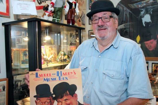 Wolfgang Günther im Herzen seines Museums. Gemeinsam mit seiner Frau Vera hat er eine stattliche Sammlung rund um das geniale Komikerduo Laurel & Hardy zusammengetragen. (Archivfoto: B. Glumm)