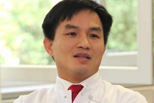 Dr. Gia Phuong Nguyen ist seit kurzer Zeit Chefarzt der Inneren Medizin – Gastroenterologie und Kardiologie an der St. Lukas Klinik. In wien hat er heute einen Vortrag gehalten. (Foto: B. Glumm)