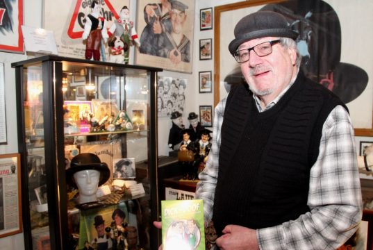 Wolfgang Günther in seinem "Reich" und seinem Element. Im Laurel & Hardy Museum im Walder Kotten hat er gemeinsam mit seiner Frau Vera unzählige Exponate rund um das kongeniale Komikerduo zusammengetragen. (Foto: © Bastian Glumm)