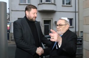 Oberbürgermeister Tim Kurzbach (li.) und Leonid Goldberg, Vorsitzender der Jüdischen Kultusgemeinde Wuppertal. (Foto: © Bastian Glumm)