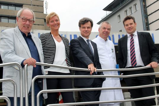 Freuten sich über einen regen Austausch im Klinikum: v.li. Dr. Hans-Joachim Müller-Stöver, Vorsitzender Aufsichtsrat Klinikum, Simone Grimm-Heimbrodt, Vorsitzende Klinisches Ethik Komitee im Klinikum, Prof. Dr. Giovanni Maio, Prof. Dr. med. Peter Heering, Chefarzt der Nephrologie und Allgemeinen Inneren Medizin im Klinikum und Kai Sturmfels, stellv. Vorsitzender Aufsichtsrat Klinikum. (Foto: B. Glumm)