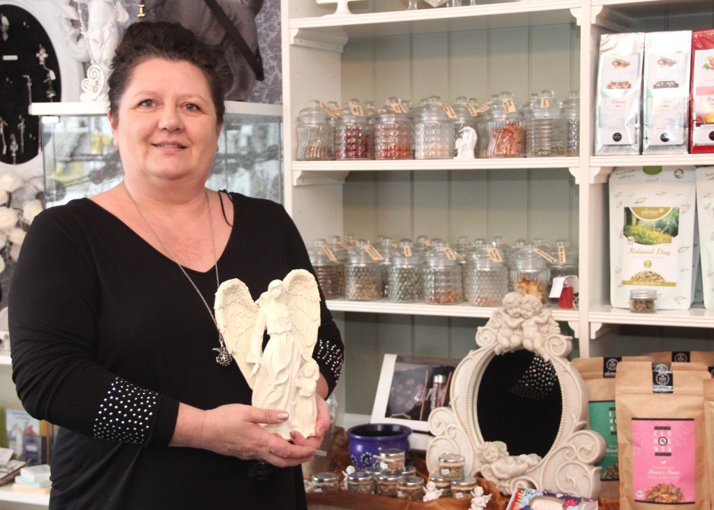 Seit rund sechs Wochen betreibt Dagmar Schumacher ihren esoterischen Geschenkartikelladen "Angel" an der Neuenhofer Straße. Der Name ist Programm, denn irgendwie dreht sich im ganzen Lokal alles um Engel. (Foto: B. Glumm)