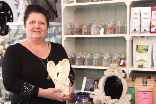 Seit rund sechs Wochen betreibt Dagmar Schumacher ihren esoterischen Geschenkartikelladen "Angel" an der Neuenhofer Straße. Der Name ist Programm, denn irgendwie dreht sich im ganzen Lokal alles um Engel. (Foto: B. Glumm)