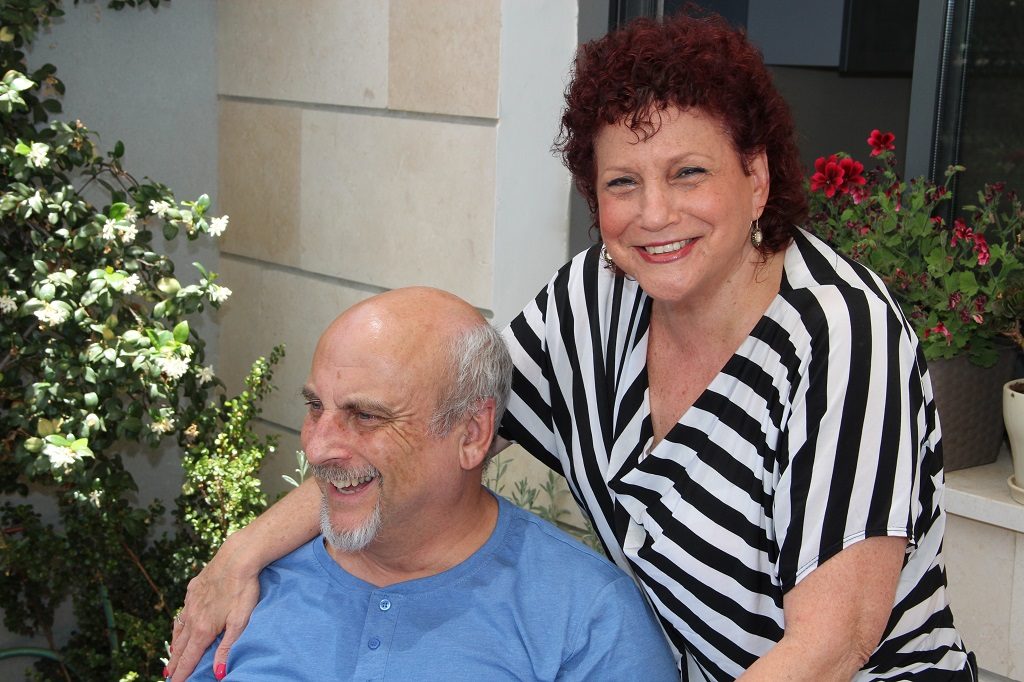 Maggie und Alex Gad zogen 1987 von Haifa nach Ness Ziona. Das Paar fühlt sich in Solingens Partnerstadt sehr wohl und wird im Ort wohnen bleiben. (Foto: © Bastian Glumm)