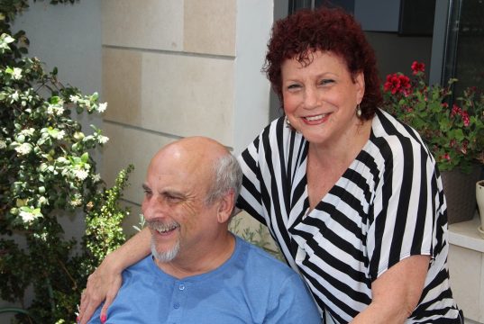 Maggie und Alex Gad zogen 1987 von Haifa nach Ness Ziona. Das Paar fühlt sich in Solingens Partnerstadt sehr wohl und wird im Ort wohnen bleiben. (Foto: © Bastian Glumm)