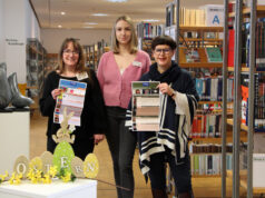Charlotte Struckmeier, Alina Veller und Heike Pflugner von der Solinger Stadtbibliothek präsentieren das Veranstaltungsprogramm für die nächsten Wochen (Foto © Sandra Grünwald)