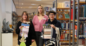 Charlotte Struckmeier, Alina Veller und Heike Pflugner von der Solinger Stadtbibliothek präsentieren das Veranstaltungsprogramm für die nächsten Wochen (Foto © Sandra Grünwald)