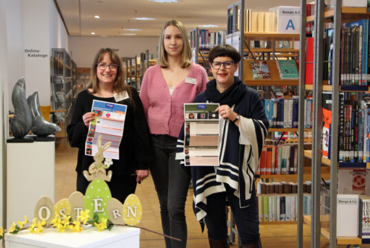 Charlotte Struckmeier, Alina Veller und Heike Pflugner von der Solinger Stadtbibliothek präsentieren das Veranstaltungsprogramm für die nächsten Wochen (Foto © Sandra Grünwald)