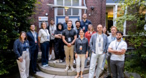 Sechs Startups im Förderprogramm bergsteiger-accelerator Die Teilnehmerinnen und Teilnehmer der neunten Tour des bergsteiger-accelerator von Solingen.Business beim Auftakt auf dem Innovation.Campus Solingen. Sechs Startups werden in den kommenden sechs Monaten bei der Weiterentwicklung ihrer Geschäftsideen begleitet. (Foto: © Daniel Ruesseler)
