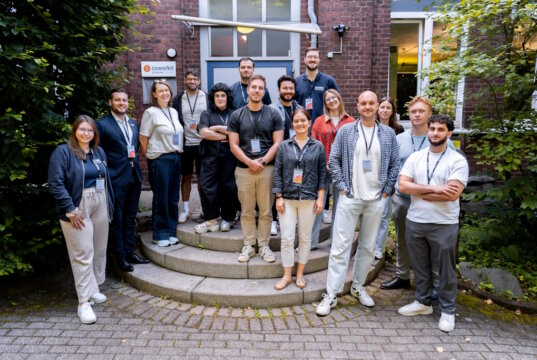 Die Teilnehmerinnen und Teilnehmer der neunten Tour des bergsteiger-accelerator von Solingen.Business beim Auftakt auf dem Innovation.Campus Solingen. Sechs Startups werden in den kommenden sechs Monaten bei der Weiterentwicklung ihrer Geschäftsideen begleitet. (Foto: © Daniel Ruesseler)