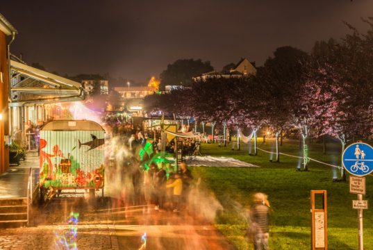 Am Samstag wird der Südpark zur 10. Solinger Lichternacht zauberhaft illuminiert werden. Gleichzeitig wird es viele musikalische und natürlich auch kulinarische Angebote geben. (Foto: © Wirtschaftsförderung Solingen)