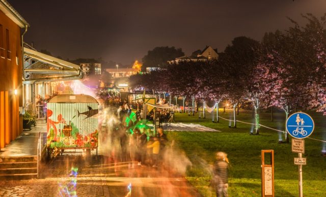 Am Samstag wird der Südpark zur 10. Solinger Lichternacht zauberhaft illuminiert werden. Gleichzeitig wird es viele musikalische und natürlich auch kulinarische Angebote geben. (Foto: © Wirtschaftsförderung Solingen)