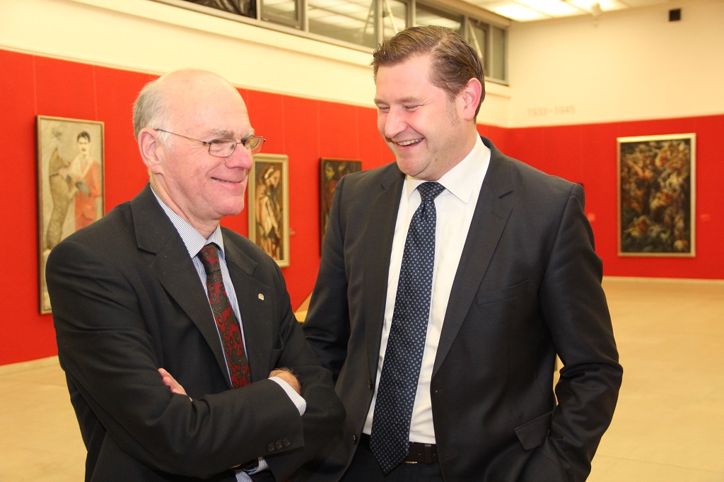 Der scheidende Bundestagspräsident Nobert La,,ert (CDU) mit Oberbürgermeister Tim Kurzbach bei der Eröffnung des Zentrums für verfolgte Künste im Kunstmuseum im Dezember letzten Jahres. (Archivfoto: B. Glumm)