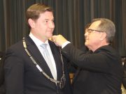 Bürgermeister Ernst Lauterjung (SPD) legt Tim Kurzbach die Amtskette des Oberbürgermeisters um. Vereidigt wurde der 38-Jährige am 29. Oktober letzten Jahres im der Ohligser Festhalle. (Archivfoto: B. Glumm)