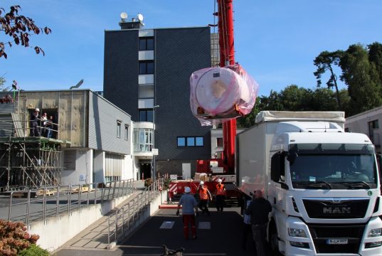 Am Mittwoch wurde das neue 3-Tesla-MRT per Kran in der St. Lukas Klinik eingeschwebt. (Foto: radprax MVZ GmbH)