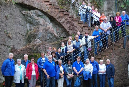 Die Karnevalisten der Prinzengarde Blau-Gelb Ohligs um ihren Präsidenten Joachim Junker (ganz links) machten sich in diesem Jahr zu einer viertägigen Vereinstour auf, die unter anderem nach Prag führte. (Foto: Prinzengarde Blau-Geld Ohligs)