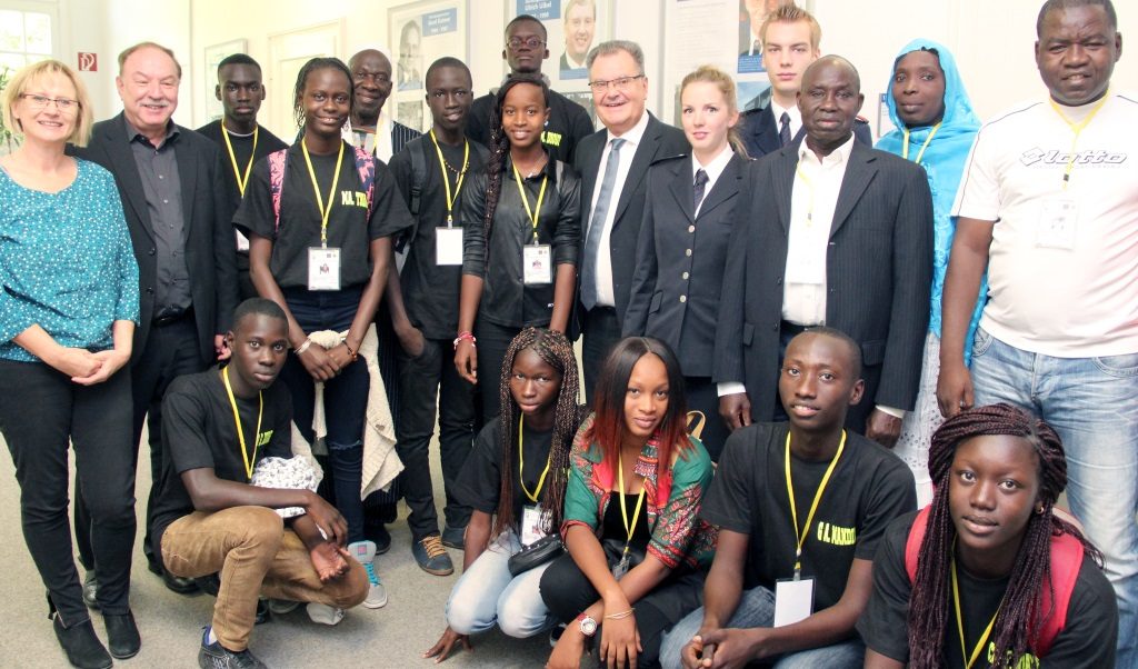 Bürgermeister Ernst Lauterjung empfing am Donnerstag eine Reisegruppe aus Thiès im Senegal zu einer kleinen Feierstunde im Rathaus. (Foto: B. Glumm)