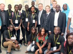 Bürgermeister Ernst Lauterjung empfing am Donnerstag eine Reisegruppe aus Thiès im Senegal zu einer kleinen Feierstunde im Rathaus. (Foto: B. Glumm)
