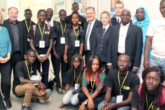 Bürgermeister Ernst Lauterjung empfing am Donnerstag eine Reisegruppe aus Thiès im Senegal zu einer kleinen Feierstunde im Rathaus. (Foto: B. Glumm)