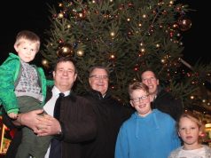 Eröffneten das Weihnachtsdorf am Dienstag: v.li. Bezirksbürgermeister Marc Westkämper mit Nachwuchs, Bürgermeister Ernst Lauterjung und Michael Bertram mit seinen Kindern Miguel und Mandy. (Foto: B. Glumm)